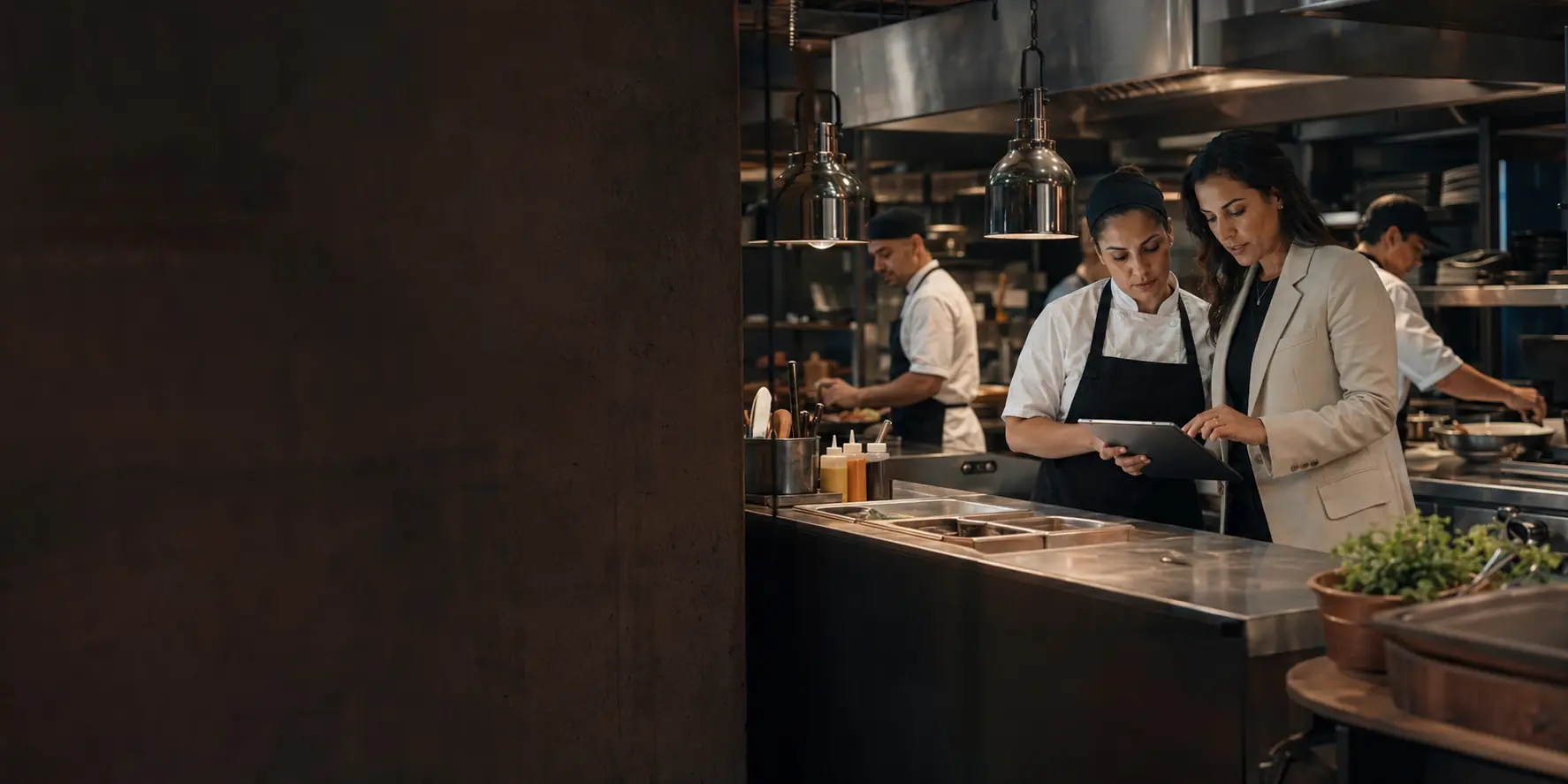 Equipe trabalhando em uma cozinha profissional